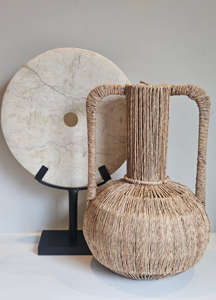 Ornament ringsteen op voet wit gepresenteerd op dressoir