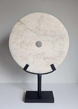 Ornament ringsteen op voet wit Ø 30 x hoogte 44 cm