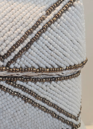 Close-up van opbergdozen wit goud kralen - handgemaakte afwerking