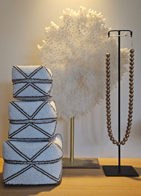 Set van 3 opbergdozen wit goud kralen gepresenteerd op dressoir