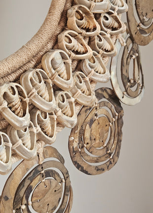 Close-up van schelpenketting exclusief - handgemaakte schelpen