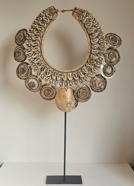 Schelpenketting exclusief dubbel op zwarte standaard Ø 32/44 x hoogte 72 cm