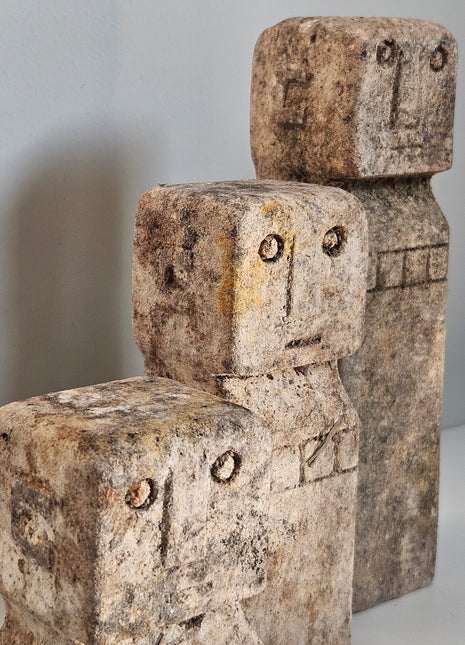 Close-up van abstracte stenen figuren beige met sculptuur afwerking