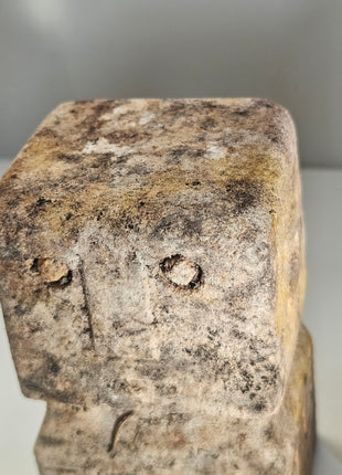 Close-up van abstracte stenen figuren beige met natuurlijke textuur en organische vormen