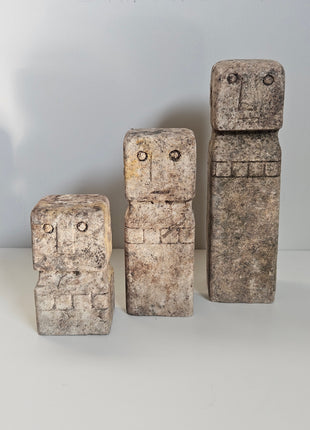 Set van drie abstracte stenen figuren beige in verschillende hoogtes 10 15 en 20 cm