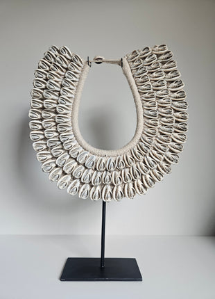 Schelpenketting ovaal handgemaakt met schelpen op standaard Ø 34 x hoogte 42 cm