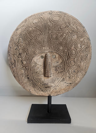 Ornament masker op voet naturel met sculptuur vorm Ø 33 x hoogte 42 cm