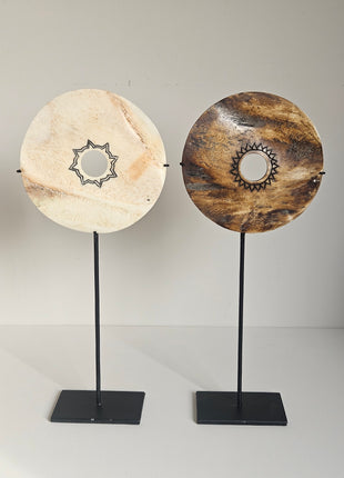 Ornamenten schijf op voet creme en bruin naturel samen