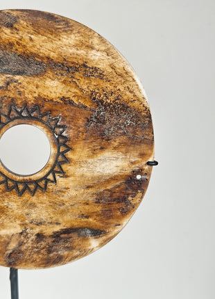 Close-Up van ornament schijf op standaard - organische vorm