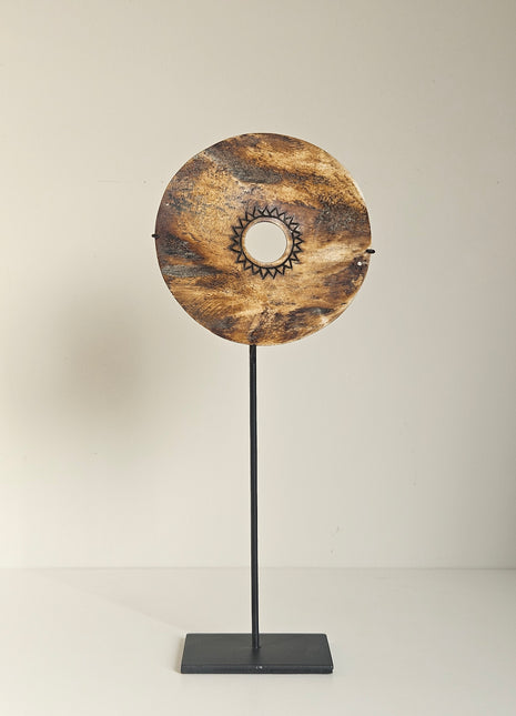 Ornament schijf op voet bruin naturel met ronde vorm Ø 11 x hoogte 26 cm