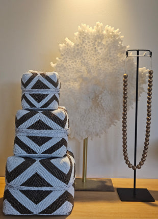 Set van 3 kralenboxen goud wit gepresenteerd op dressoir met decoratie