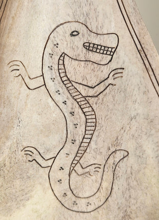 Close-up van ornament lepel met draak - handgesneden details en natuurlijke afwerking