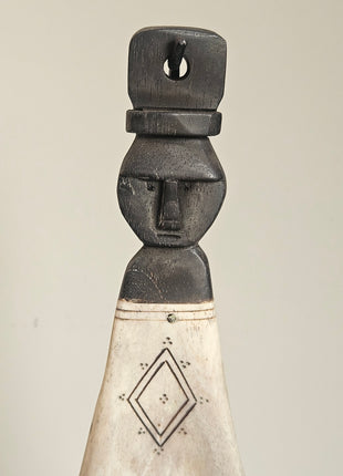 Close-up van ornament lepel met draak - handgesneden details en natuurlijke afwerking