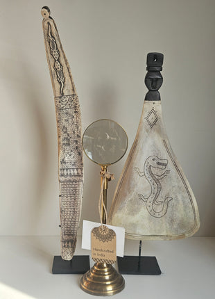 Ornament lepel met draak naturel gepresenteerd op dressoir in sfeervol interieur