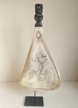 Ornament lepel met draak naturel gepresenteerd op tafelblad
