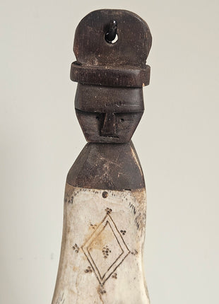 Close-up van ornament lepel met pauw - handgesneden details en natuurlijke afwerking