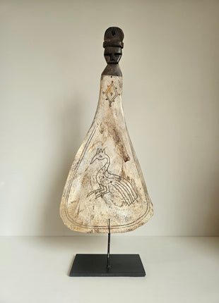 Ornament lepel met pauw - handgesneden details en natuurlijke afwerking