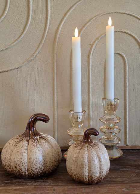 Aardewerk Pompoen Spire M in een decoratieset met andere herfstaccessoires op een houten tafel