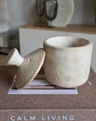 Aardewerk Potje Met Deksel Beige S geopend met zichtbaar binnenwerk op een lichte ondergrond