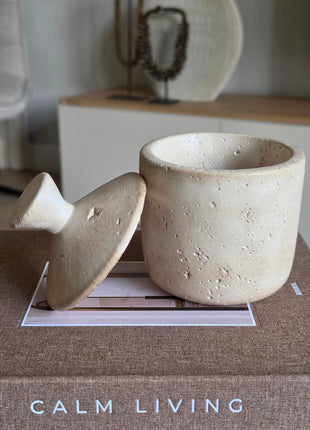 Aardewerk Potje Met Deksel Beige S geopend met zichtbaar binnenwerk op een lichte ondergrond