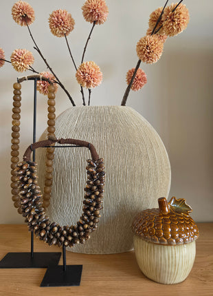 Aardewerk Potje Sylva in een interieurset op een houten dressoir met andere woonaccessoires