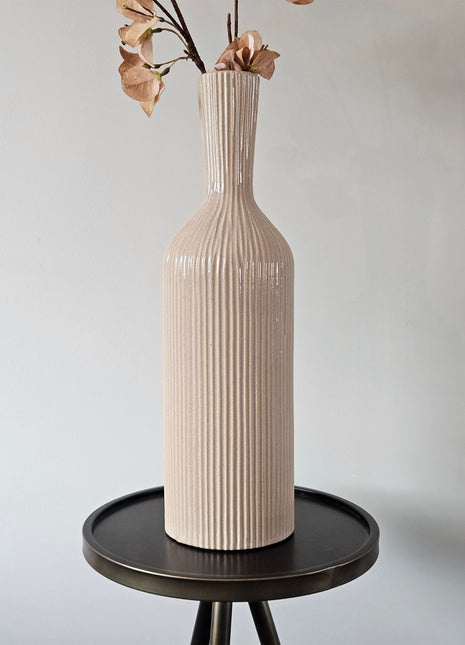 Close-up van de geribbelde structuur van een aardewerk vaas Conic M in beige