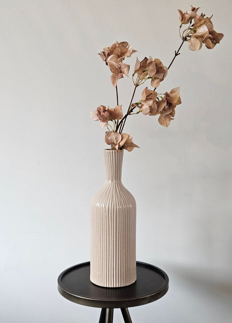 Geribbelde aardewerk vaas Conic S in beige met een smalle hals en brede schouder op een houten ondergrond