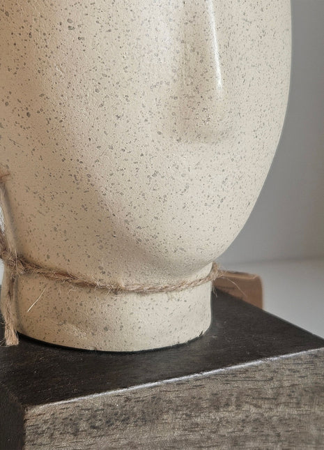 Close-up van abstract hoofd ornament beige - sculpturale vorm en matte afwerking