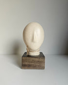 Abstract hoofd ornament beige op houten voet met sculpturale vorm 10 x 9 x 19 cm