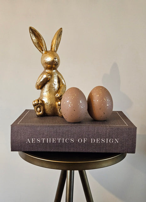 Decoratief ei Madiorano bruin gepresenteerd op dressoir met accessoires