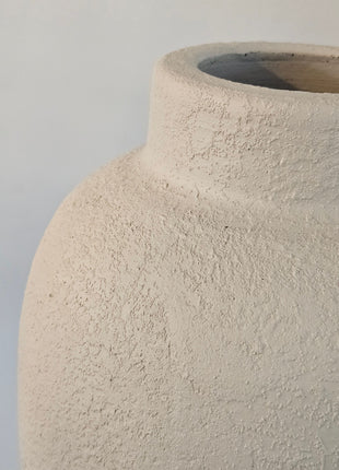 Close up van een Vaas Valerie Creme Ø17 x H32 cm. De vaas het een mooie structuur.
