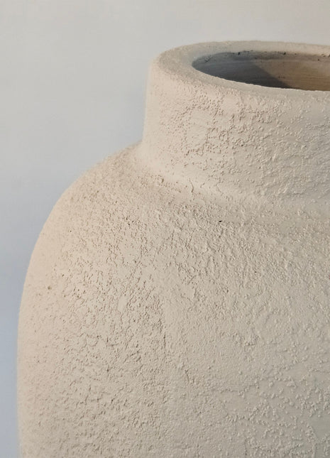 Close-up van de grove, ruwe structuur van Vaas Valerie in crème kleur Ø17 x H32 cm