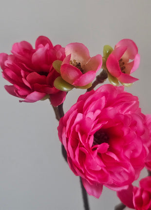 Close-Up Zijdebloem Bloesemtak Fuchsia  met een hoogte van 50cm en kleurijke realistische roze bladeren.