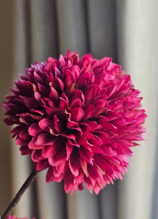 Close-up Burgundy zijdebloem Chrysanthemum Pompom fijn gelaagde bloembladen en een realistische, zachte textuur.