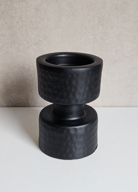 Moderne zwarte aluminium kandelaar van Colmore, 16 cm hoog met een ronde voet van 11 cm breed, geschikt voor kaarsen.