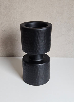 Moderne zwarte aluminium kandelaar van Colmore, 22 cm hoog met een ronde voet van 11 cm breed, geschikt voor kaarsen.