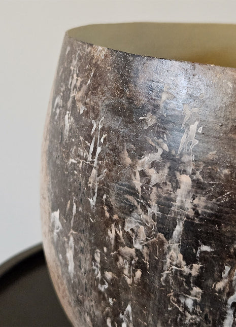 Votive Kyara bruin beige gepresenteerd op salontafel met decoratie
