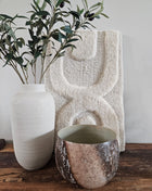 Colmore Votive KYARA bruin-beige M van keramiek met organische ronde vorm en matte afwerking op een witte ondergrond
