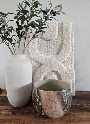Colmore Votive KYARA bruin-beige M van keramiek met organische ronde vorm en matte afwerking op een witte ondergrond