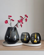 Vase the World salontafel styling set met ivory Villeta dienblad, grijze Tasman vaas, rode Daisy zijdebloemen en Moho waxinelichthouder in hotel chique interieur.