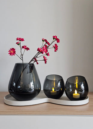 Vase the World salontafel styling set met ivory Villeta dienblad, grijze Tasman vaas, rode Daisy zijdebloemen en Moho waxinelichthouder in hotel chique interieur.