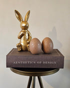 Decoratief ei Madiorano bruin gepresenteerd op dressoir met accessoires