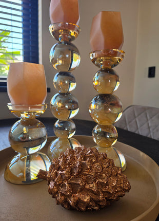 Dennenappel Catacol in crème-beige aardewerk in een sfeervolle herfst interieuromgeving op een houten tafel