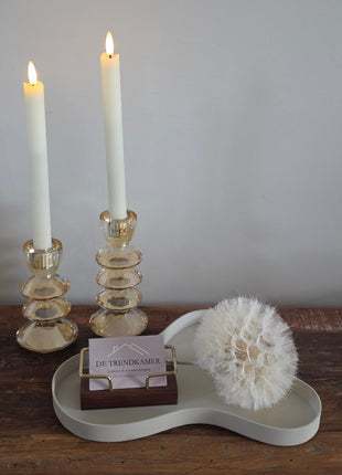 Dienblad Amy Ivory met een complete interieurset van kaarsen en woonaccessoires op een houten tafel