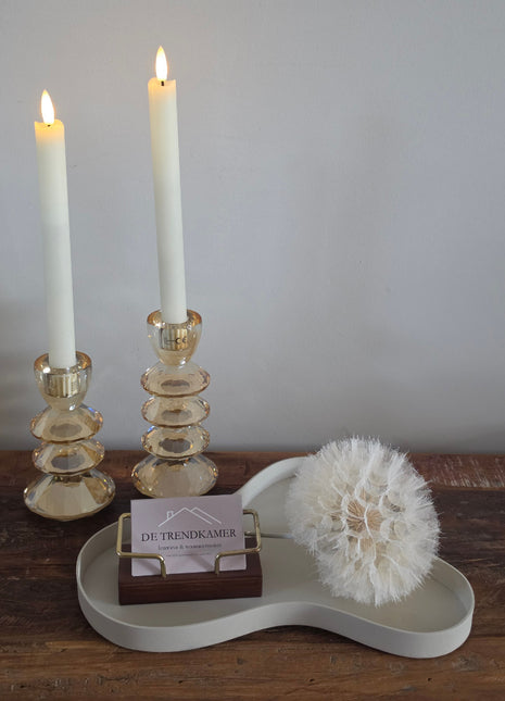 Dienblad Amy Ivory met een complete interieurset van kaarsen en woonaccessoires op een houten tafel