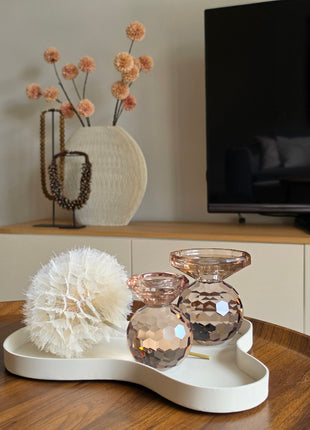 Dienblad Amy Ivory in een interieurset op een houten dressoir met een kaars en kleine decoratieve objecten