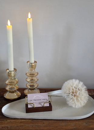 Dienblad Nova Offwhite in een decoratieset met kaarsen en woonaccessoires op een houten tafel