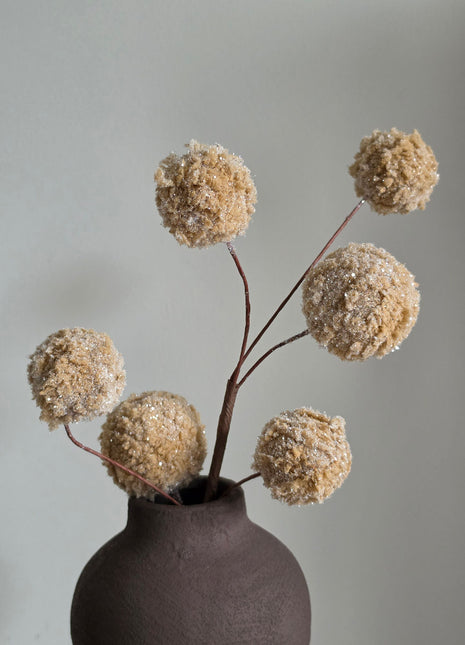 Vooraanzicht van bruin-creme Fluffy Snowballs kunsttak met glitter op pluizige bollen in een donkerbruine vaas