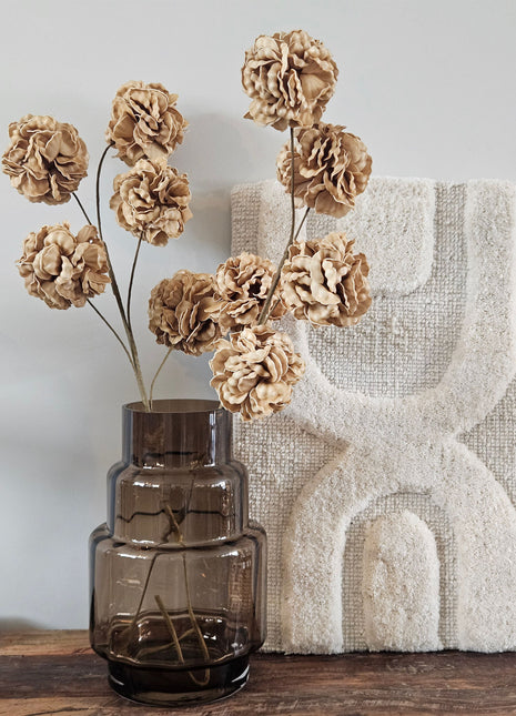 Glazen vaas Elva Taupe in Taupe met een getrapte cilinderstructuur op een houten ondergrond