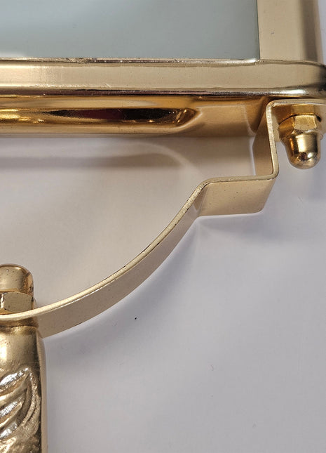 Close-up van decoratief gouden vergrootglas - messing handvat en antieke stijl